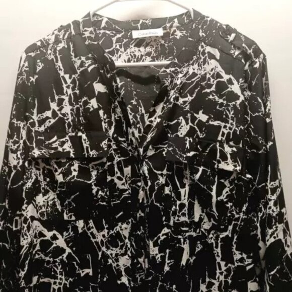Calvin Klein Womens Blouse Medium Black White Roll Tab Long Sleeve Front Pockets - Picture 2 of 9